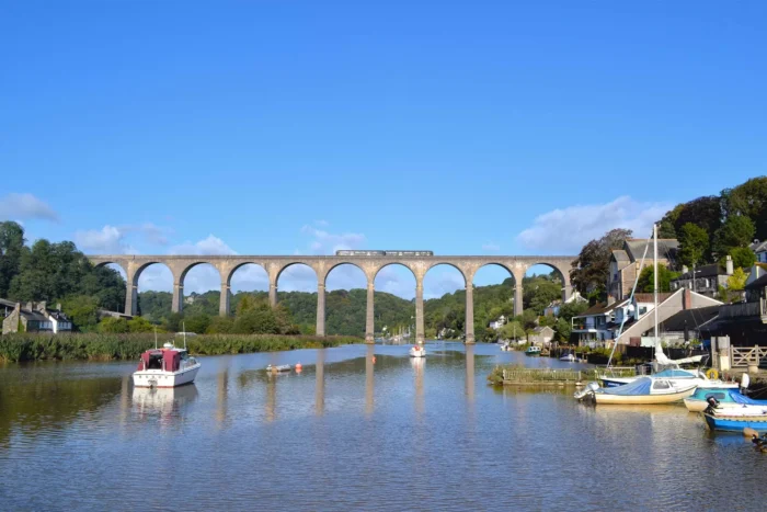 train on calstock viaduct
